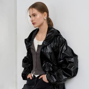 UNISEX 글로시 패커블 윈드 브레이커 [BLACK] / SBE1U07001-WOMAN