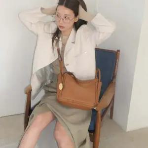 [헤지스](대구신세계)[아카이브H 베리백] 오벌 장식 브라운 레더 토트겸 숄더백 L HIBA5F162W2
