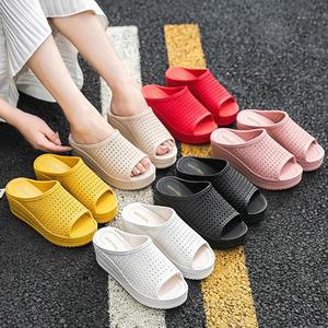 베리슈 여성 6cm 발편한 가보시 통굽 펀칭 키높이 슬리퍼 사무실 회사 실내화 웨지힐 샌들 젤리슈즈