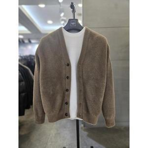 [바쏘옴므] 세이브존03 바쏘옴므 24F/W 브라운 부클FUR 오버 핏 니트 가디건 WSAGY (S29365617)
