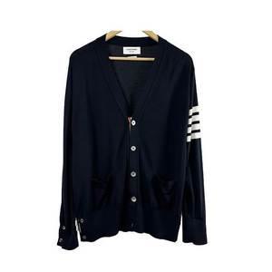 톰브라운 MKC002A Y1014 415 사선 완장 가디건 네이비 THOM BROWNE