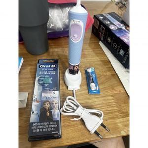 오랄비 바이탈리티 프리미엄 어린이용 전동칫솔 프로즌 (핸들1 + 리필모2)