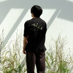 [킨록바이킨록앤더슨](강남점)[킨록X누공삼] LYRATUM NIGHTSHADE 아플리케 티셔츠 (블랙) CFT41S013