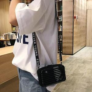 작은 캐리어 디자인 미니 크로스백 손목가방