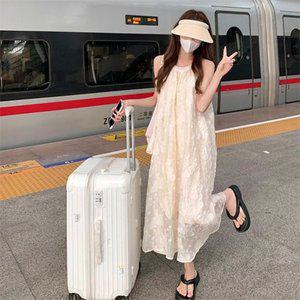[기타]에퀴르 여성 여름 휴양지 바캉스 홀터넥 쉬폰 자수 데일리 민소매 롱원피스