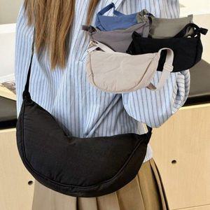 이룸 여행 반달 크로스백 여행용 여성 미니 나일론 가방