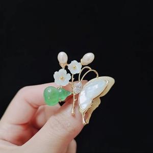 자연주의 담수진주 자개 연옥 그린마노 골드 보석 브로치