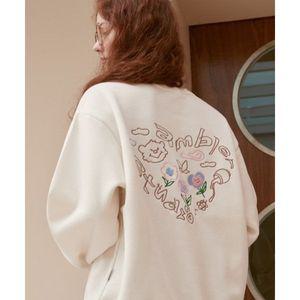 엠블러 AMBLER Flower heart 오버핏 기모 맨투맨 티셔츠 AMM1107 (아이보리)