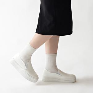 여성용 레더소재의 심플한 통굽 슬립온 솔라