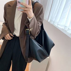 끄레앙 심플 빅사이즈 버클장식 블랙 가죽 크로스백 여성 숄더백 2504