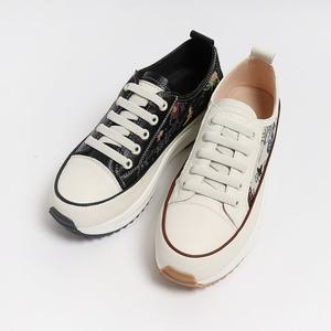 [롯데백화점]원더슈즈 플라워링 사이드 컴포트 쿠션 미끄럼방지 키높이 스니커즈 4.5CM P-S786