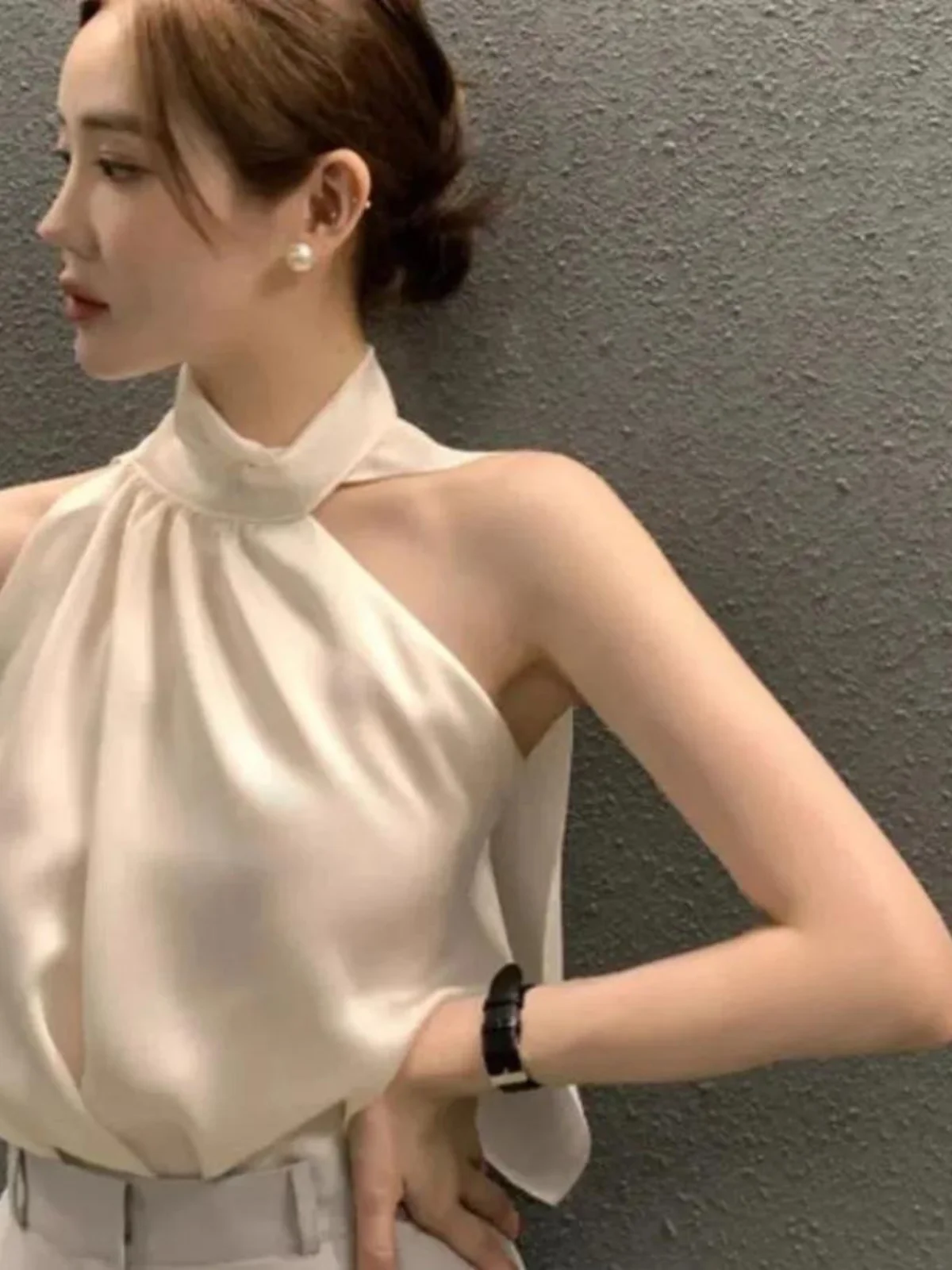 우아한 아세테이트 새틴 셔츠 여성용 오프숄더 백리스 넥 행잉 디자인 섹시 백리스 탑 패셔너블 출퇴근 스타일