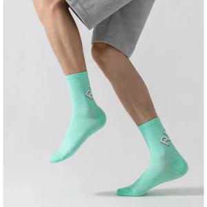 남성과 여성을위한 1 쌍의 러닝 양말 승무원 피트니스 압력 양말 스포츠 밝은 색상 통기성 마라톤 농구 양말