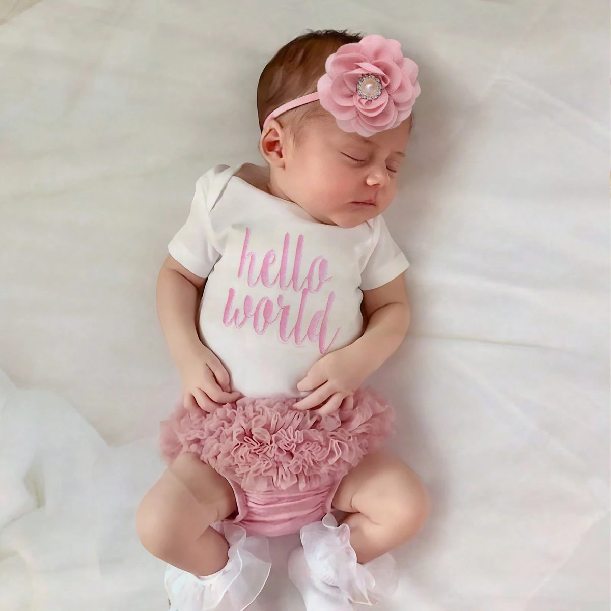 Ylsteed 신생아 달콤한 사진 세트 Hello World Letter Print Sleeves Jumpsuit with Multi-Layered Ruffled Briefs and Headwear