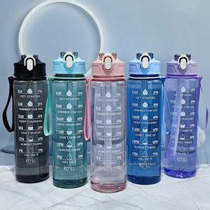 800ml/27oz 대용량 스포츠 물병 여행 피트니스 스포츠에 적합한 시간 규모와 누출 방지 플라스틱 마시는 컵