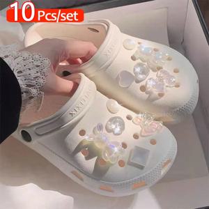 10Pcs 나막신 정원 구두 매력 세련된 귀여운 신발 액세서리 여자를위한 여름 해변 구두 장식 여자