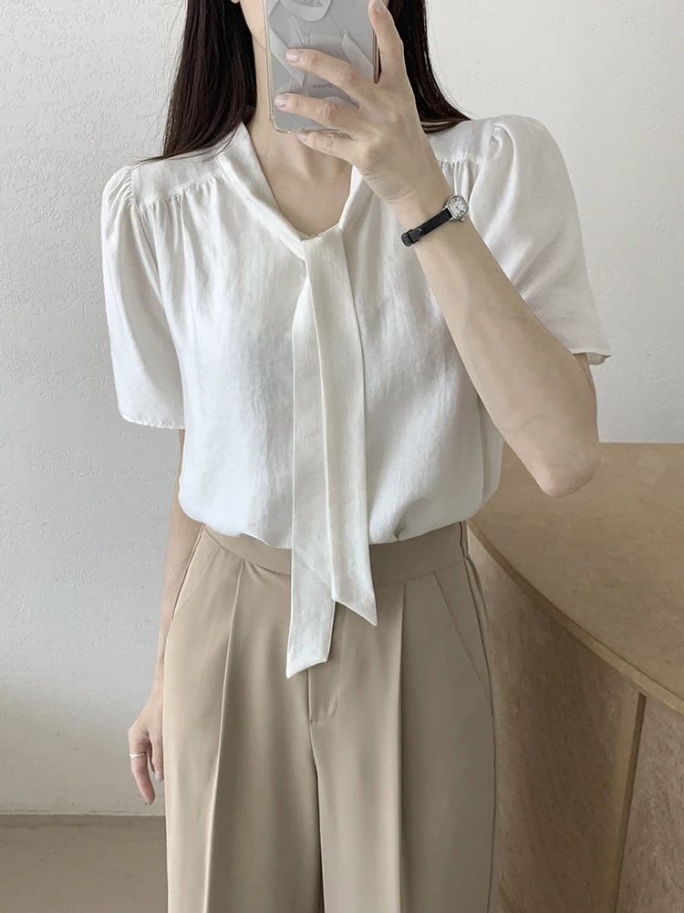 블루 새시 버블 슬리브 셔츠 여성 여름 새 스타일 매듭 디자인 부드러운 반소매 탑 트렌디 루즈핏 퓨어 컬러 하프 오픈 칼라