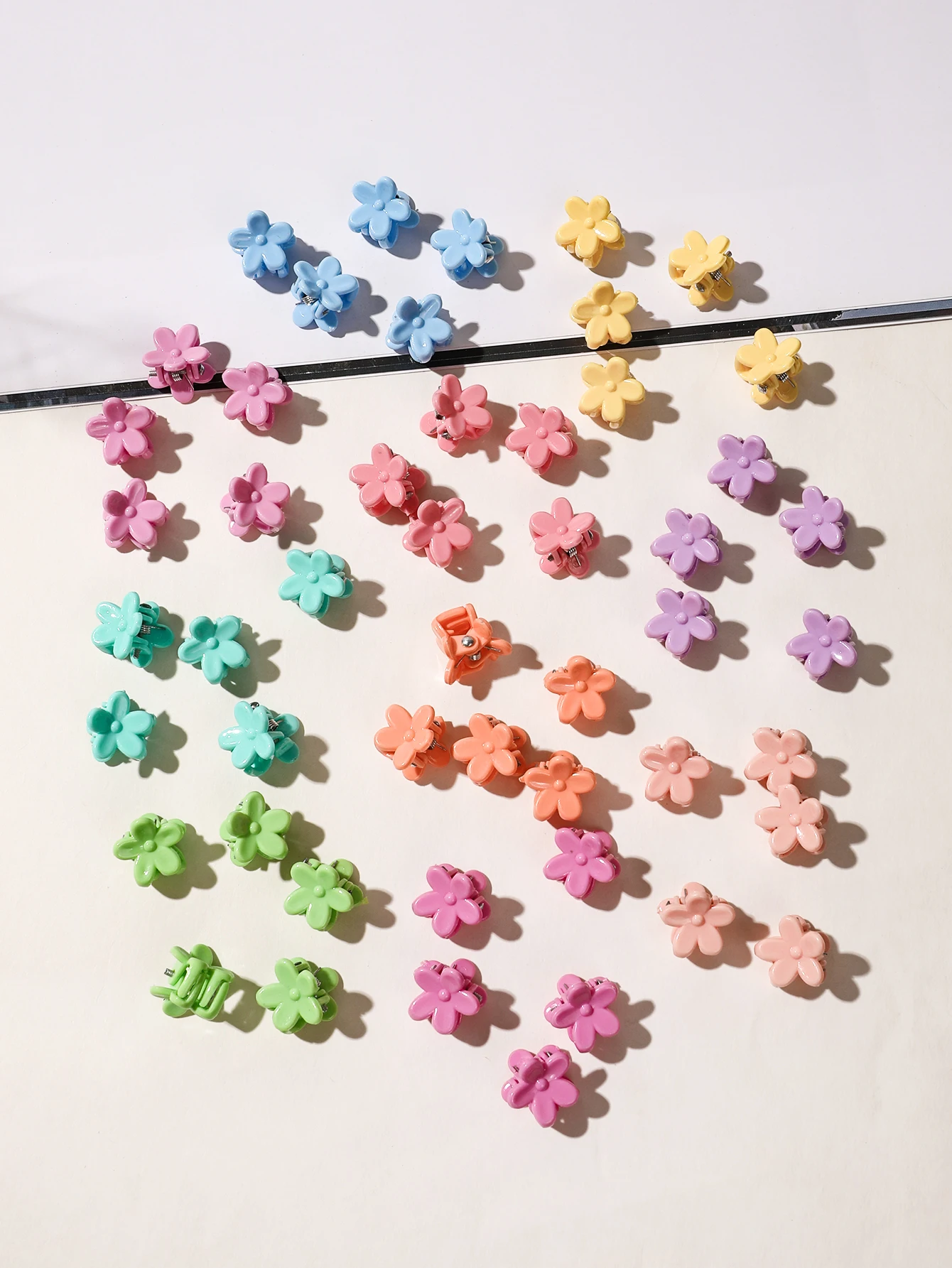 50Pcs 꽃 헤어 클립 여자와 여자를위한 멀티 컬러 미니 귀여운 헤어 스타일링 액세서리 생일 선물, 10 가지 색상 이상