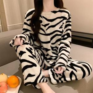 얼룩말 줄무늬 산호 벨벳 잠옷 Homewear 정장 여성 가을, 겨울 새 홈 정장 패딩 및 두꺼운 따뜻한 옷