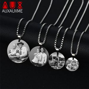 Auxauxme 사용자 정의 사진 이름 목걸이 스테인레스 스틸 레이저 새겨진 그림 텍스트 라운드 태그 초커 가족 커플 보석 선물