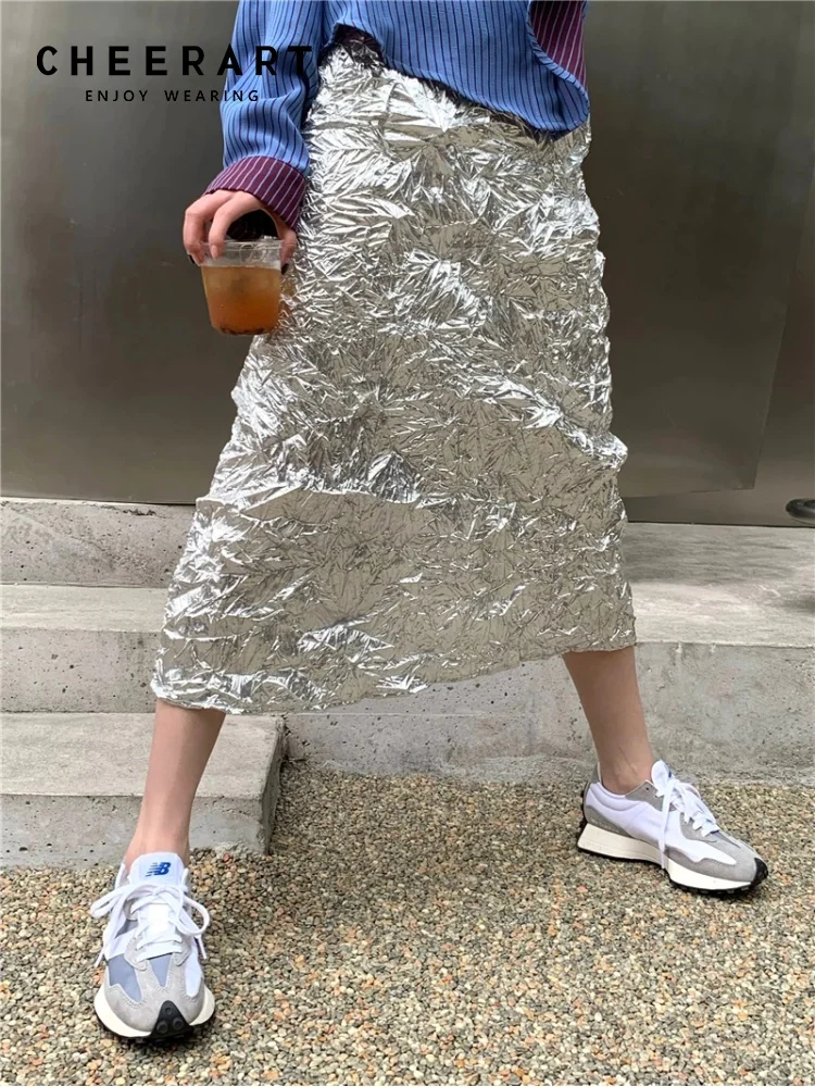 CHEERART 메탈릭 롱 실버 스커트 여성용 여름 질감 셔링 하이 패션 라인 글리터 슬릿 미디 스커트 디자이너 의류