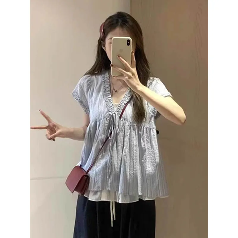 블루 V넥 퍼프 소매 러플 밑단 셔츠 여성 슬림핏 허리 조절 디자인 여름 핫걸 탑 한국 스타일 출퇴근룩