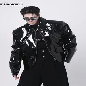 Mauroicardi 봄 가을 멋진 느슨한 짧은 검은 반짝 이는 반사 특허 가짜 가죽 자켓 남자 지퍼 럭셔리 디자이너 의류