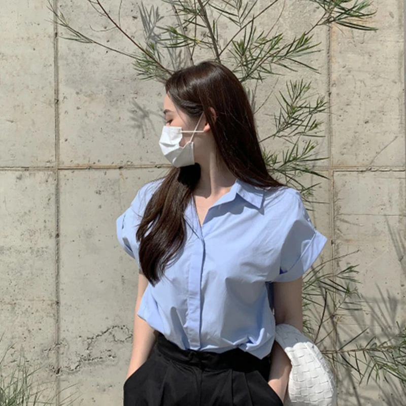 시크한 여름 신상 심플 캐주얼 폴로 카라 싱글 버튼 루즈핏 반팔 단색 셔츠 여성용 탑 클래식 스타일 베이직 핏