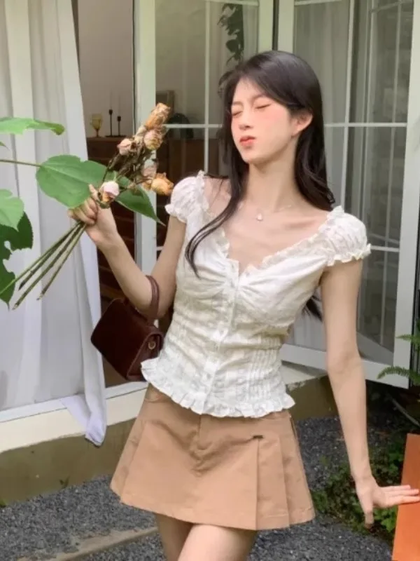 세련된 레이스 트림 스플 라이스 반소매 티셔츠 슬리밍 스타일 한국 여름 2025 캐주얼 스트레이트 컷 v 넥 버블 슬리브