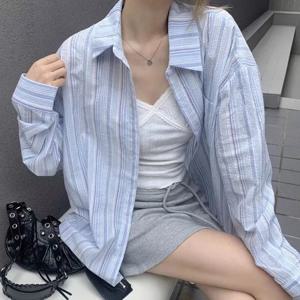 2025 신상 블루 세로 스트라이프 캐주얼 셔츠 여성 여름 얇은 루즈핏 자외선 차단 아우터 패셔너블 긴팔 셔츠
