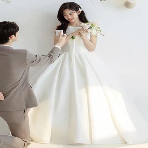 흰색 경량 새틴 웨딩 드레스 우아한 약혼 파티 가운 작은 체형 신부 부드러운 실크 직물 야외 잔디