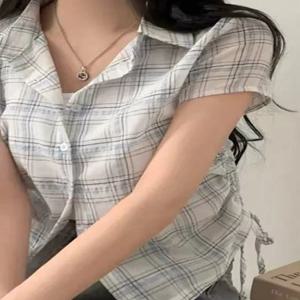세련된 여름 여성용 격자 무늬 셔츠 반소매 싱글 버튼 디자인 모아진 밑단 다용도 연령 방지 탑 폴로 넥라인