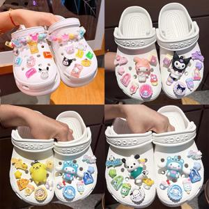 새로운 Sanrio Kuromi Cinnamoroll 멜로디 Pochacco Pompompurin LED 액세서리 홀 슬리퍼 버클 세트 만화 Kawaii 선물