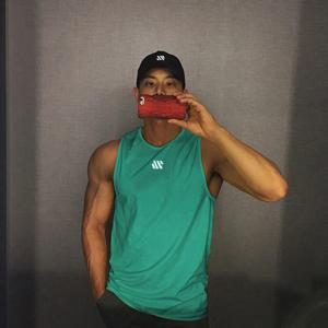 남성용 탱크 탑 여름 얇은 달리기 운동 남성용 피트니스 트레이닝 조끼 남성용 느슨한 통기성 메쉬 빠른 건조 티셔츠