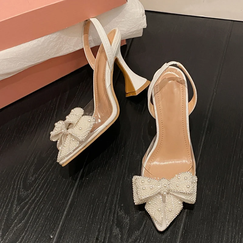 Liyke 패션 디자인 화이트 진주 Bowknot 여성 펌프 섹시한 지적 발가락 하이힐 웨딩 파티 신발 PVC 투명 샌들 여성