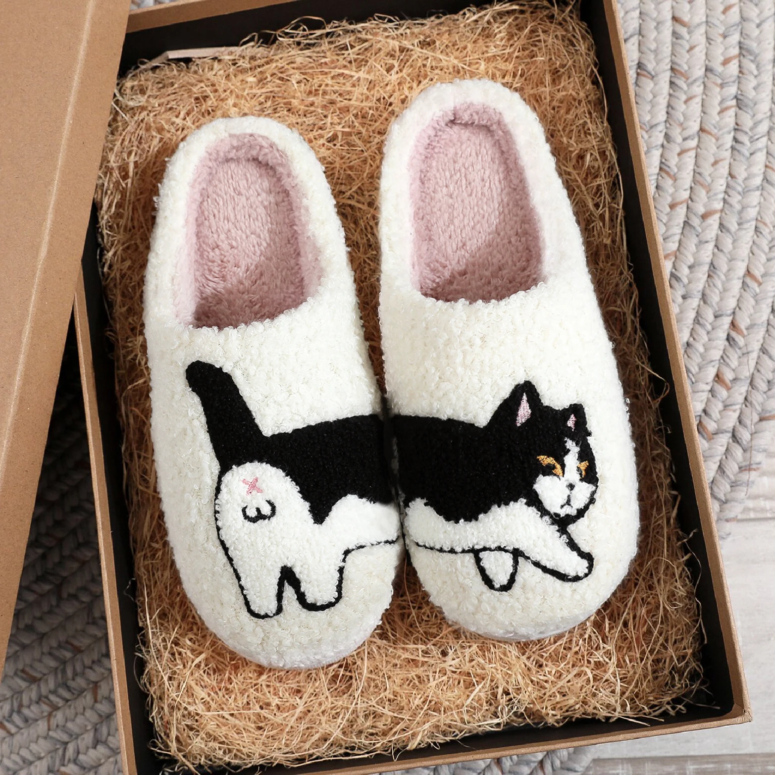 소 고양이 애완 동물 패턴 수 놓은 플러시 홈 두꺼운 밑창 편안한 모직 면화 슬리퍼 귀여운 따뜻한 미끄럼 방지 실내 슬리퍼 애완 동물 어머니 선물 고양이 애호가 남성과 여성 착용 가능