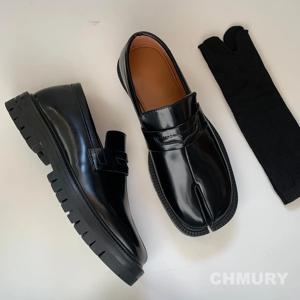 CHMURY Tabi Shoes 남성과 여성을위한 로퍼 스플릿 발가락 두꺼운 단독 캐주얼 특허 가죽 신발 2024
