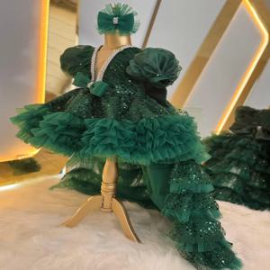 에메랄드 그린 생일 공주 미인 대회 드레스 반짝이 활 Tulle 아기 소녀 파티 드레스 긴 기차와 공식 깃털 댄스 파티 드레스