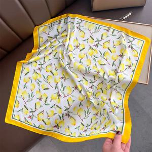 2025 여성을위한 새로운 노란색 레몬 인쇄 스퀘어 실크 스카프 70*70cm 넥타이 패션 장식 Neckerchief 여성 Hijab 가방 Ribbions