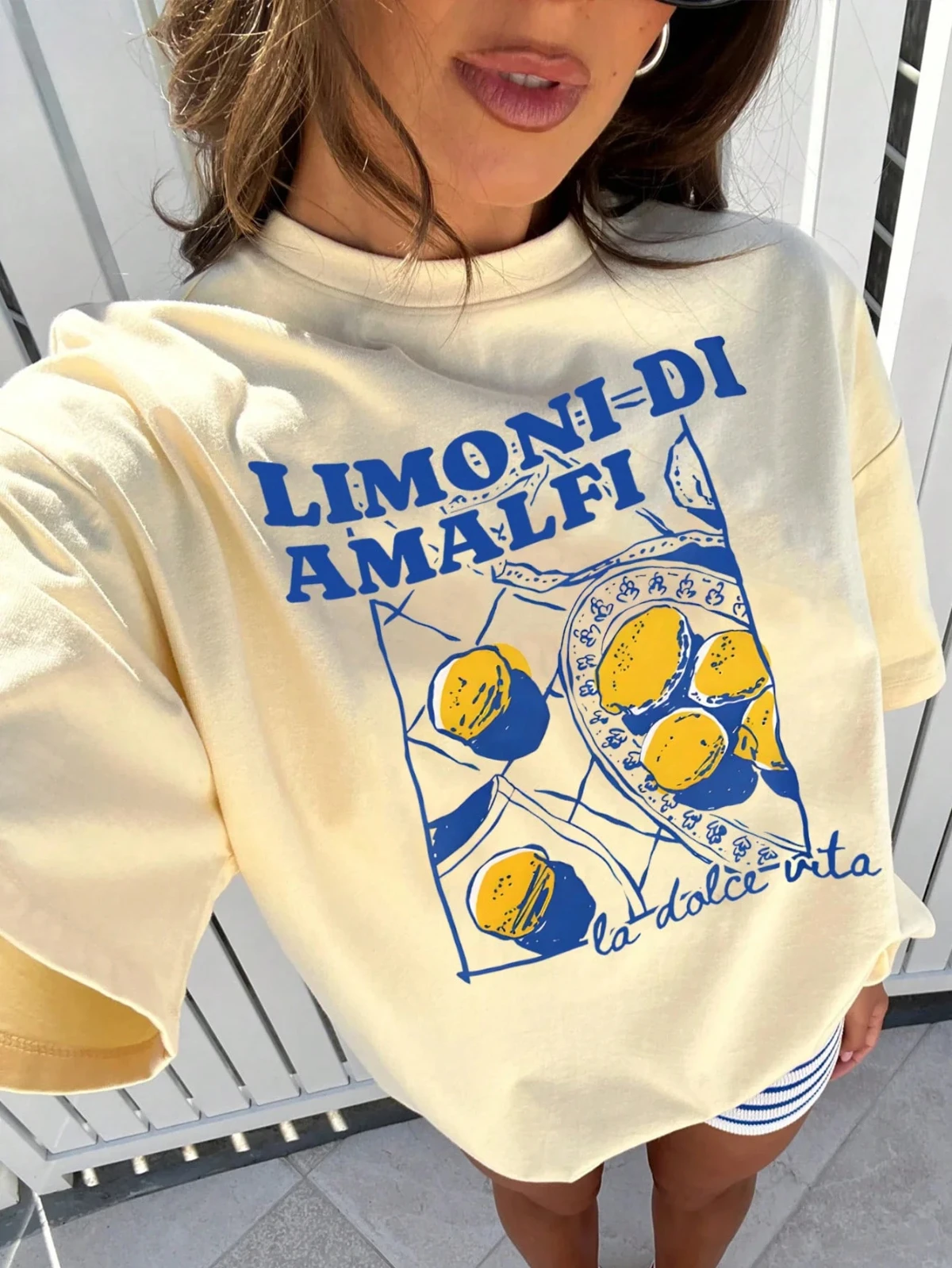 Limoni Di Amalfi 레몬 그래픽 여성 뉴 트렌드 컬렉션 티셔츠 크루 넥 레터링 봄 여름 패션
