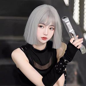 Cos 합성 가발 여성 밥 그물 빨간색 스트레이트 머리 할머니 회색 짧은 머리 고온 실크 가발 세트