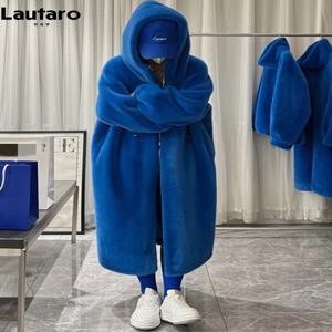 Lautaro 겨울 긴 오버 사이즈 따뜻한 두꺼운 파란색 흰색 솜털 가짜 모피 코트 여성 후드 2022 느슨한 캐주얼 한국 스타일 패션