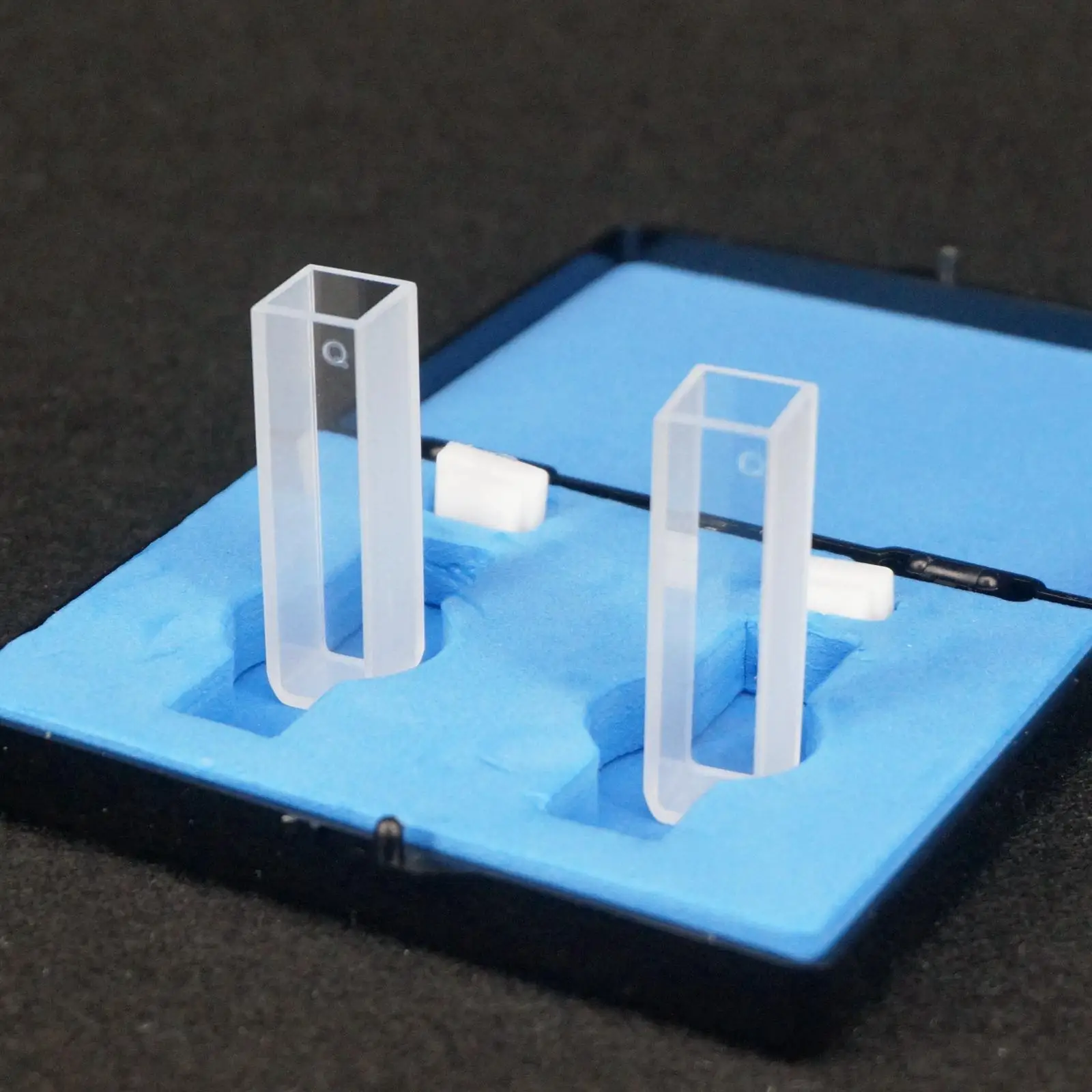 분광 광도계용 뚜껑이 있는 2Pcs 10mm 경로 길이 JGS1 석영 큐벳 셀
