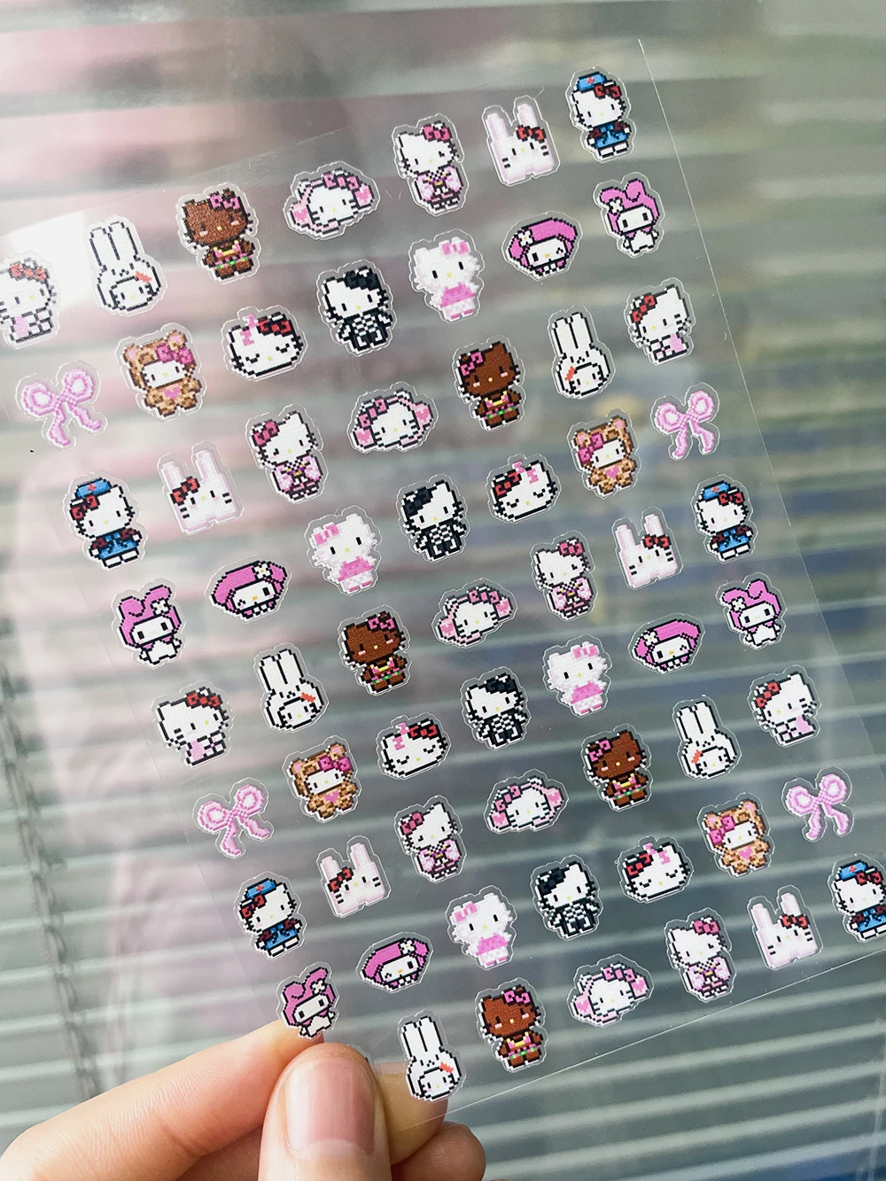 2D 픽셀 스타일 미니 Sanrios HelloKitty 네일 아트 스티커 여러 표현 귀여운 네일 데칼 슬라이더 애니메이션 네일 아트 장식