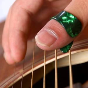 4PCS 오른손 엄지 손가락 기타는 손톱의 오른쪽 세트를 선택합니다. Fingerstyle 통증 예방 손가락 집게 손가락