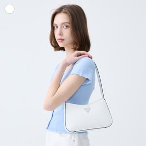 아넬라_ARNELA 유광 소프트 샤이니 토트백 HP2A3A11
