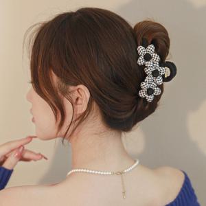폼폼 플라워 블랙 체크 반묶음 올림머리 집게핀