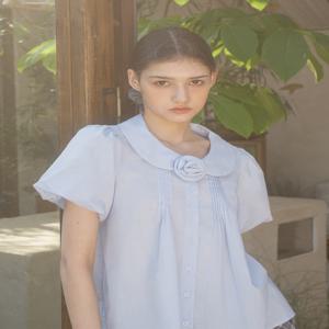 [바이탈싸인] 코사지 핀턱 퍼프 블라우스_Light Blue [25MNSUTOP18LB]