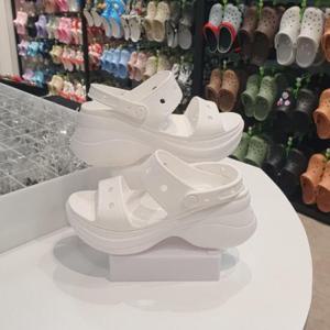 크록스 HC06 클래식 베이 샌들 206749-100