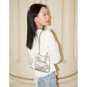 [질스튜어트] 실버 소가죽 체인 미니크로스 겸 숄더백 JAWA5E358